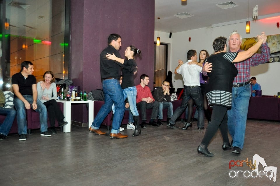 Seară de dans în Blondy's Art Café, 