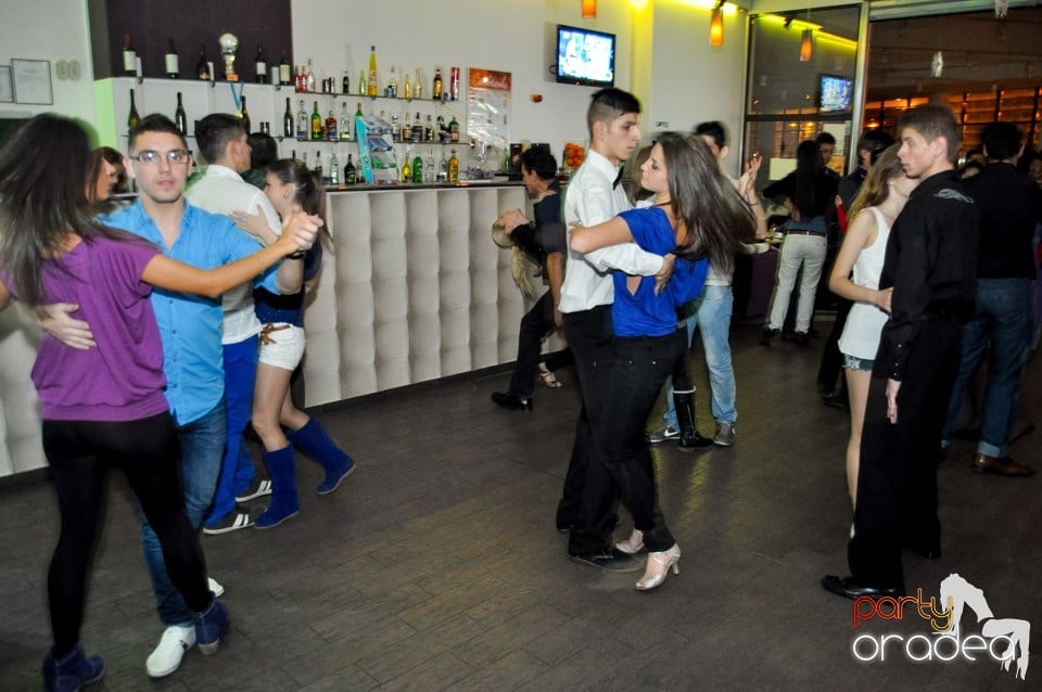 Seară de dans în Blondy's Art Café, 