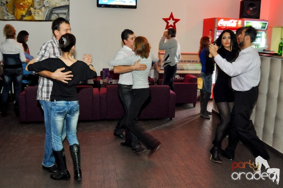 Seară de dans în Blondy's Art Café, 