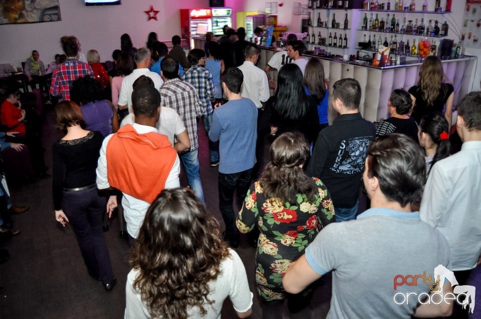 Seară de dans în Blondy's Art Café, 