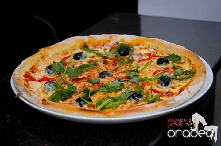 Seară de dans în Blondy's Art Café, 