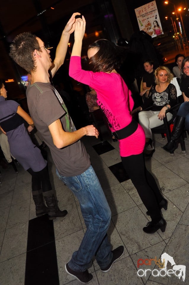 Seară de dans în Blondy's Art Café, 