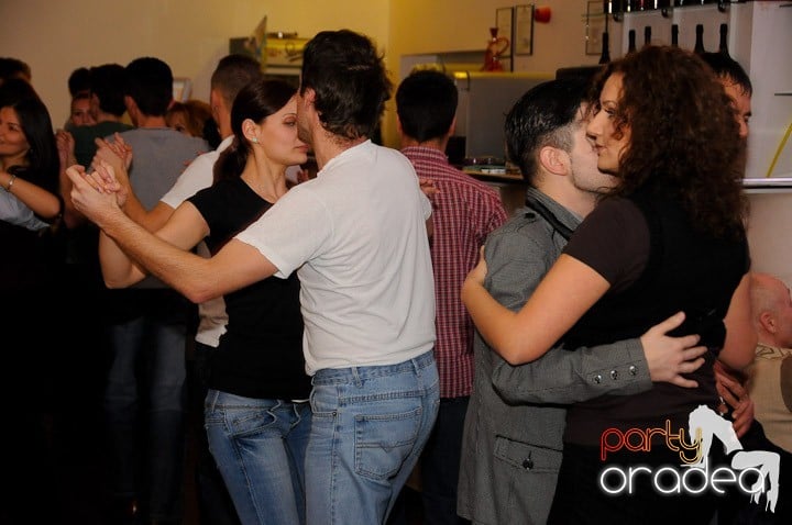 Seară de dans în Blondy's Art Café, 