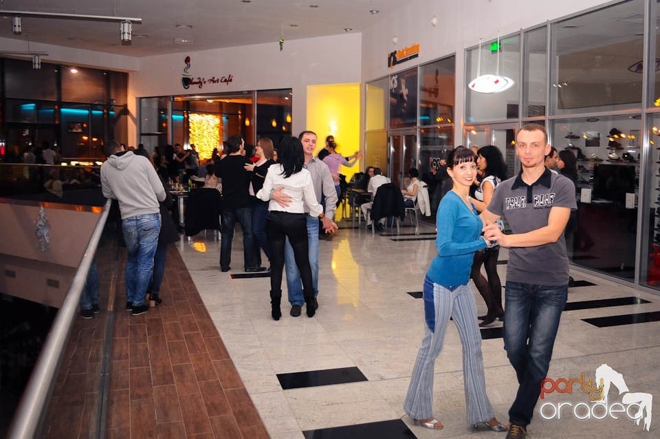 Seară de dans în Blondy's Art Café, 
