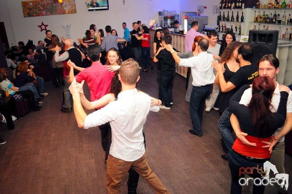 Seară de dans în Blondy's Art Café, 