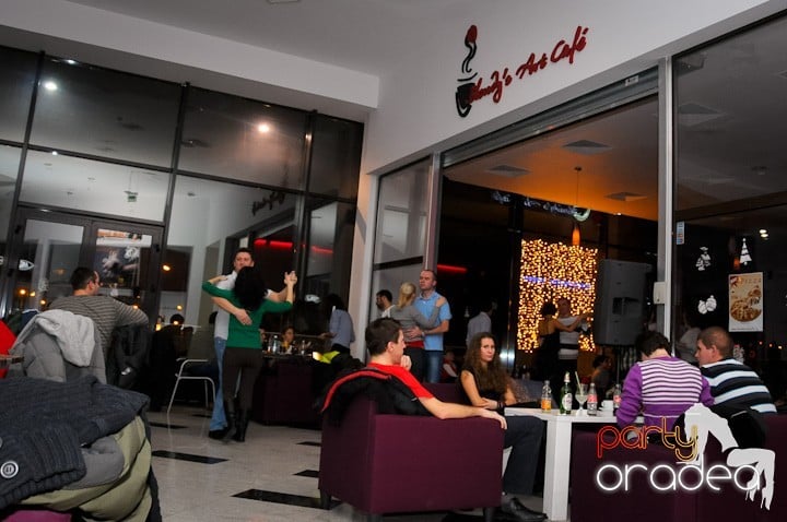 Seară de dans în Blondy's Art Café, 