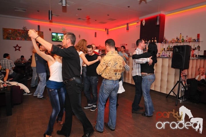 Seară de dans la Blondy's Art Cafe, 