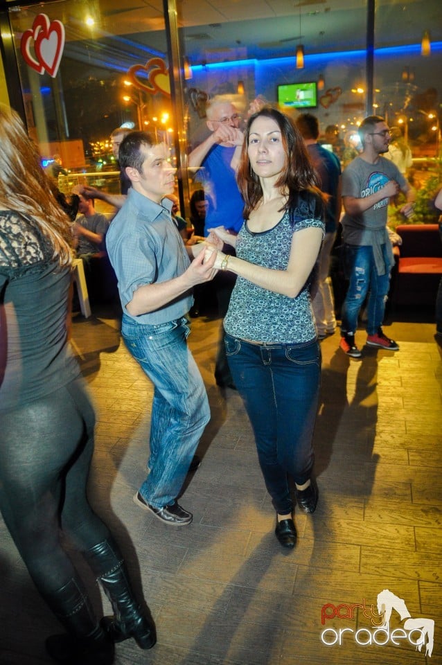 Vineri dansam in Blondy's, 