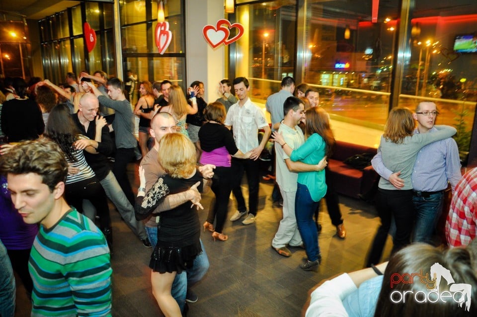 Vineri dansam in Blondy's, 