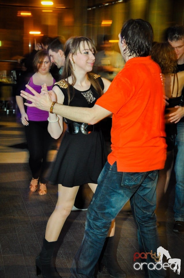 Vineri dansam in Blondy's, 