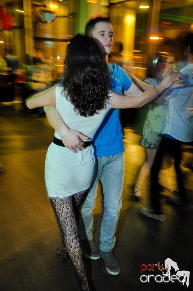 Vineri dansam in Blondy's, 