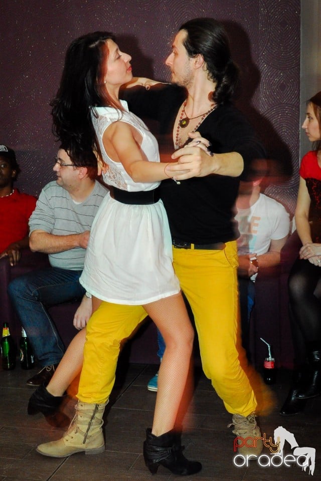 Vineri dansam in Blondy's, 