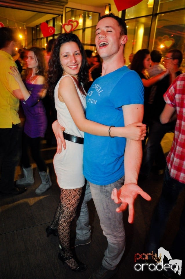 Vineri dansam in Blondy's, 