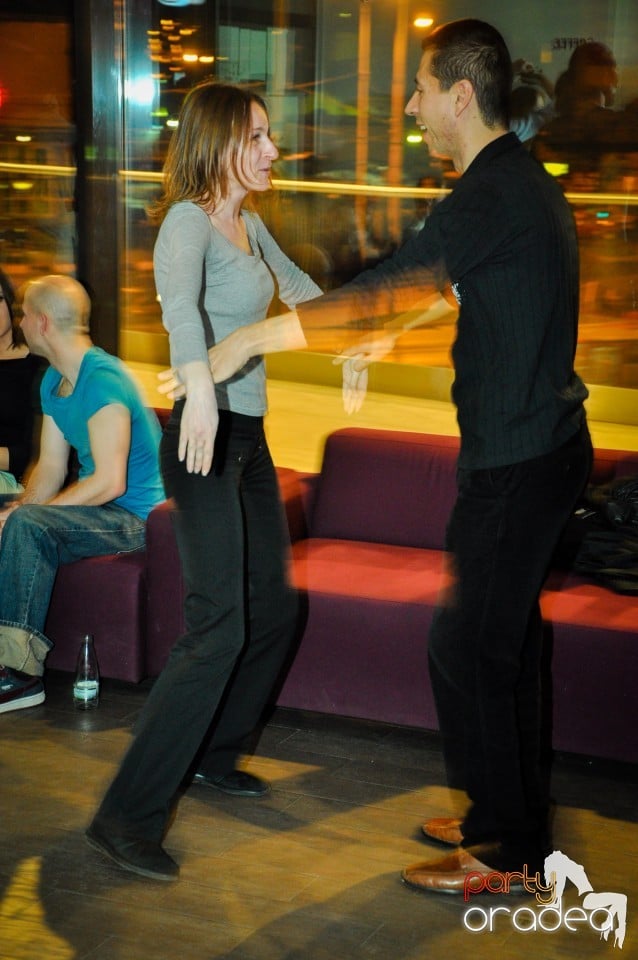 Vineri dansam in Blondy's, 