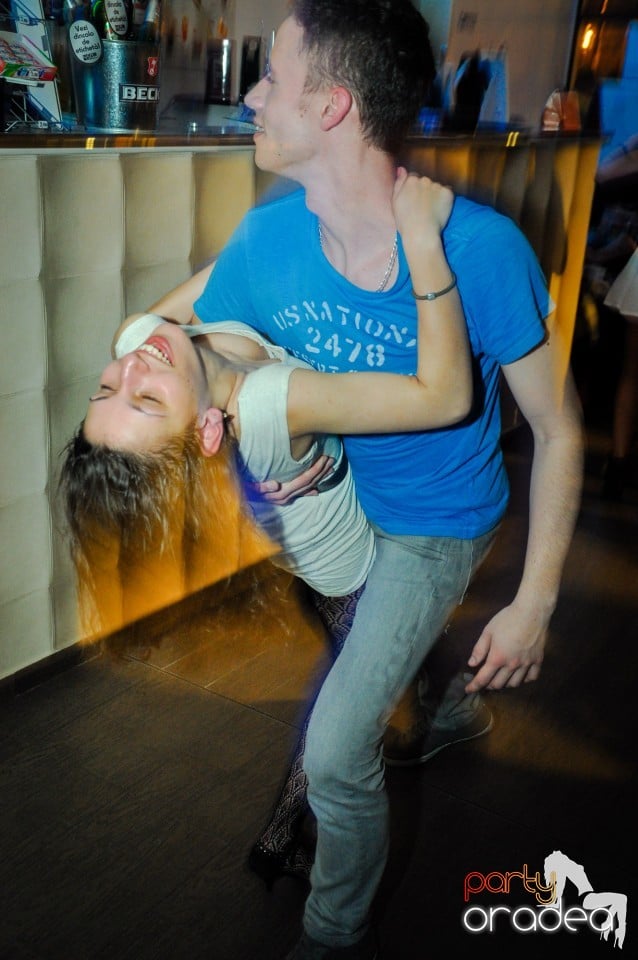 Vineri dansam in Blondy's, 