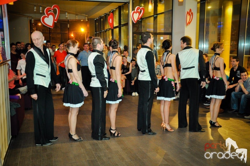 Vineri dansam in Blondy's, 