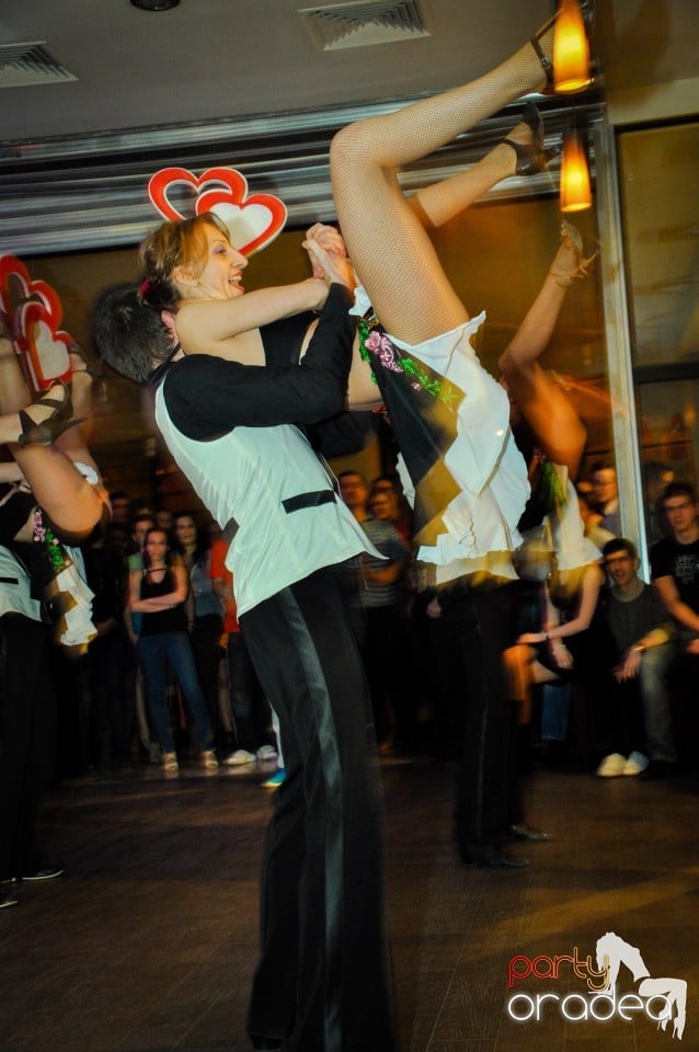 Vineri dansam in Blondy's, 