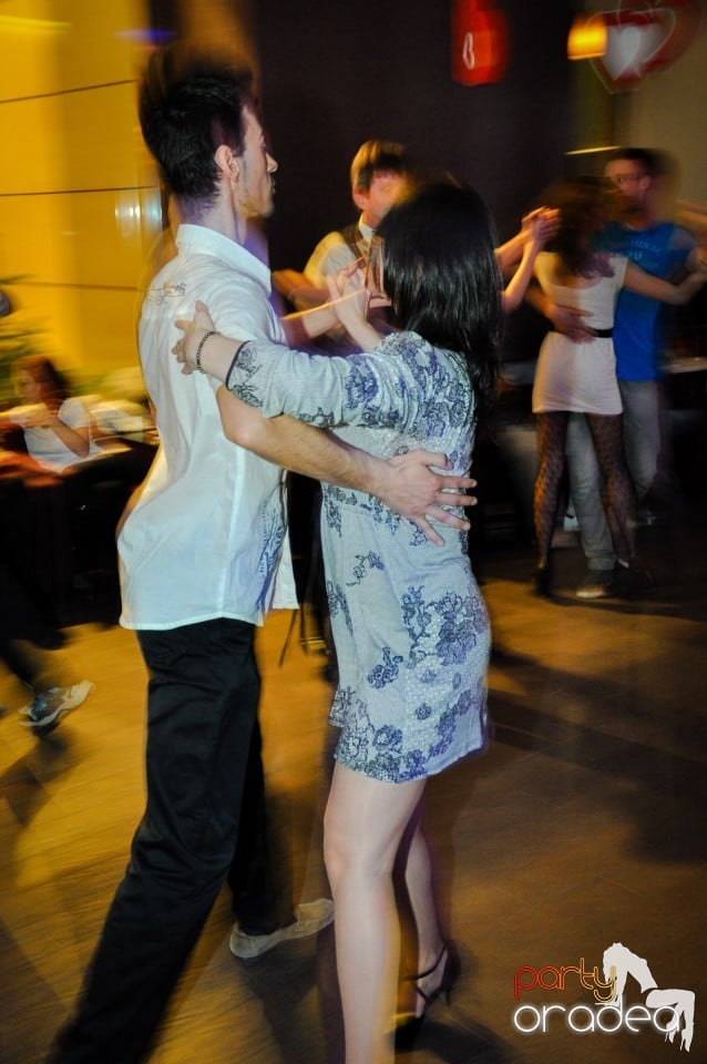 Vineri dansam in Blondy's, 