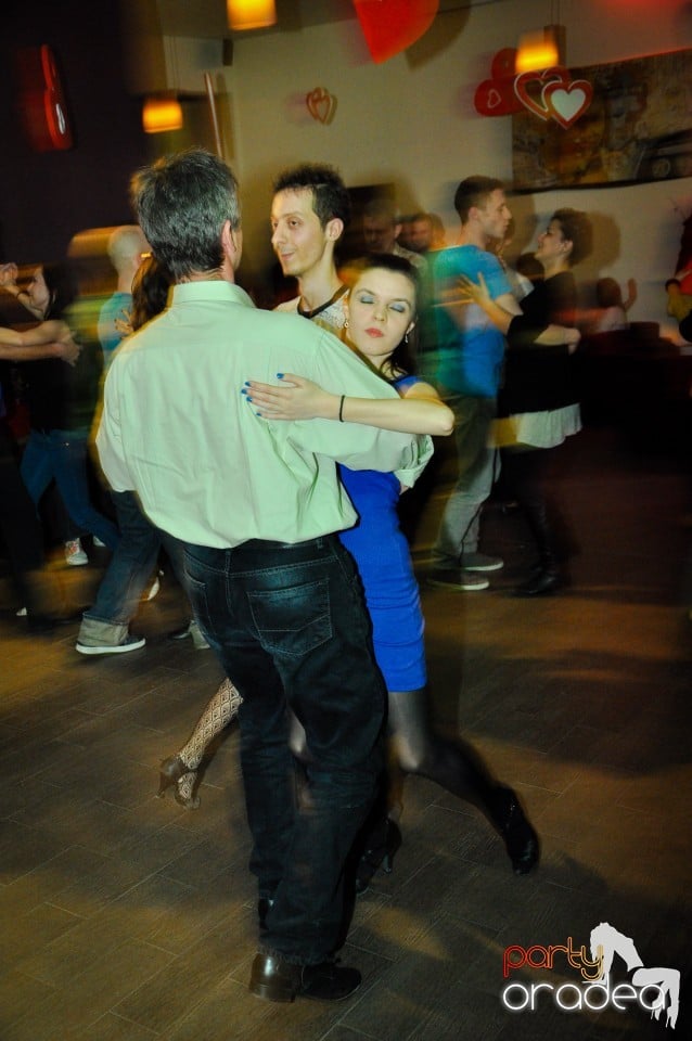 Vineri dansam in Blondy's, 