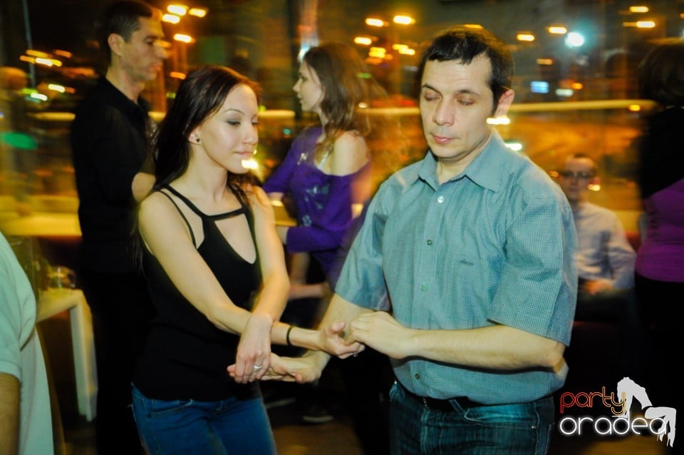 Vineri dansam in Blondy's, 