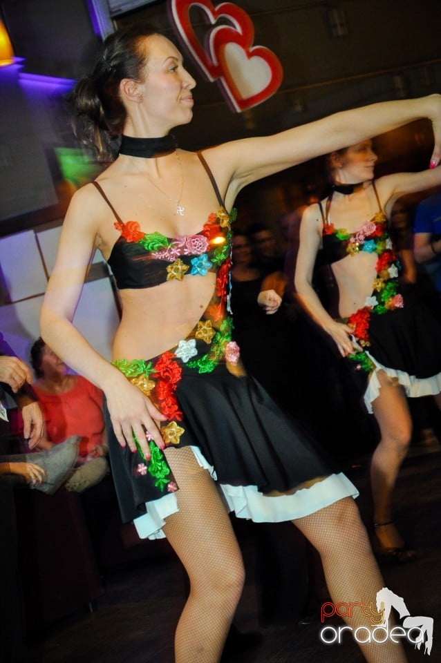 Vineri dansam in Blondy's, 