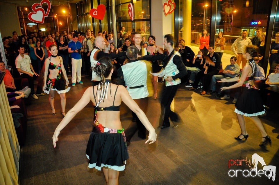 Vineri dansam in Blondy's, 