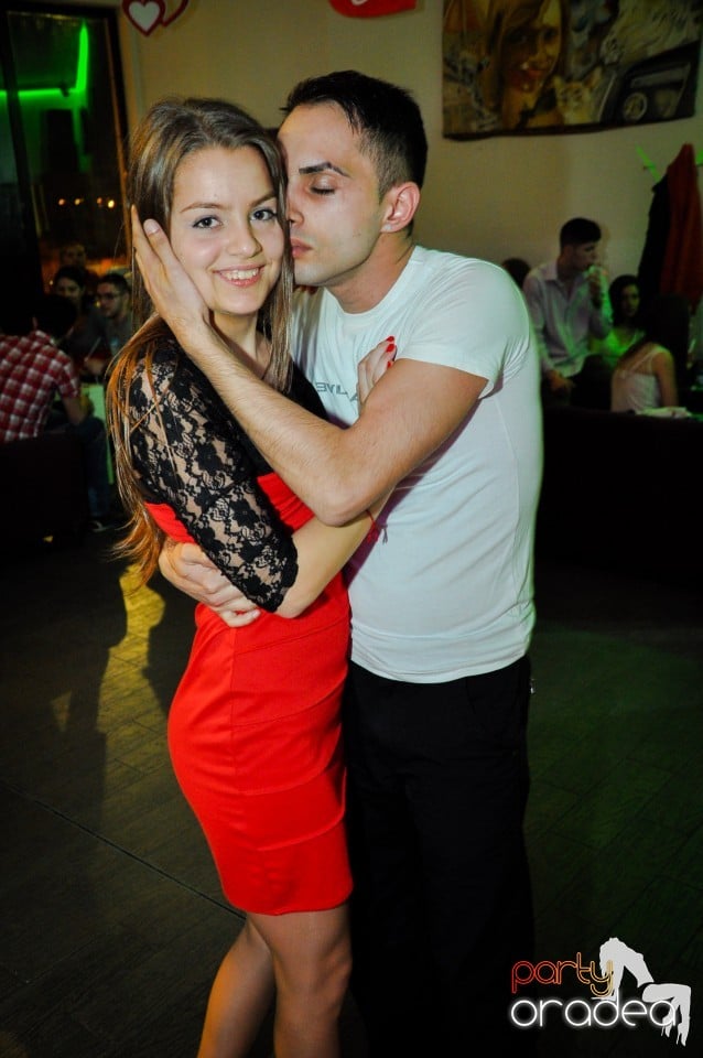 Vineri dansam in Blondy's, 