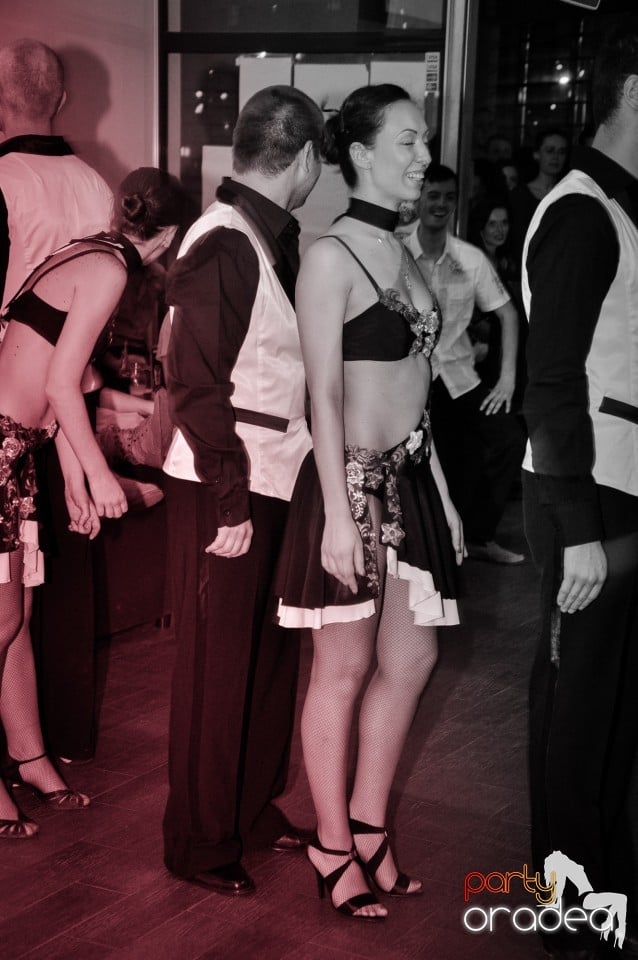 Vineri dansam in Blondy's, 