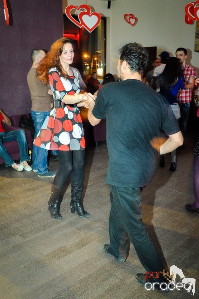 Vineri dansam in Blondy's, 