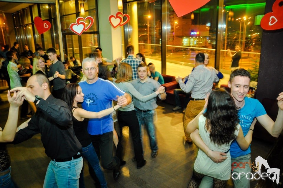 Vineri dansam in Blondy's, 