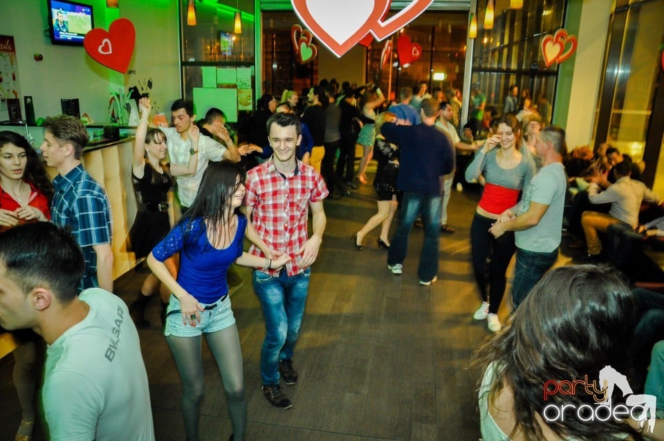 Vineri dansam in Blondy's, 