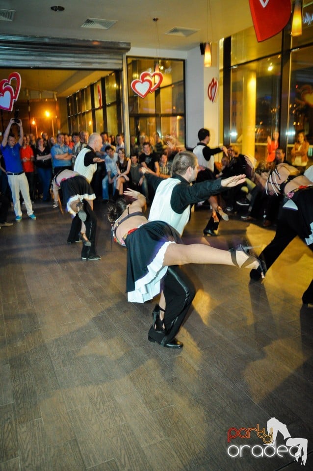 Vineri dansam in Blondy's, 