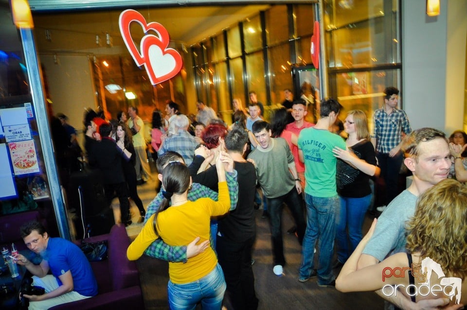 Vineri dansam in Blondy's, 