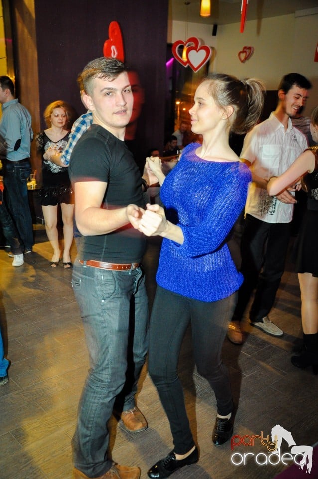 Vineri dansam in Blondy's, 