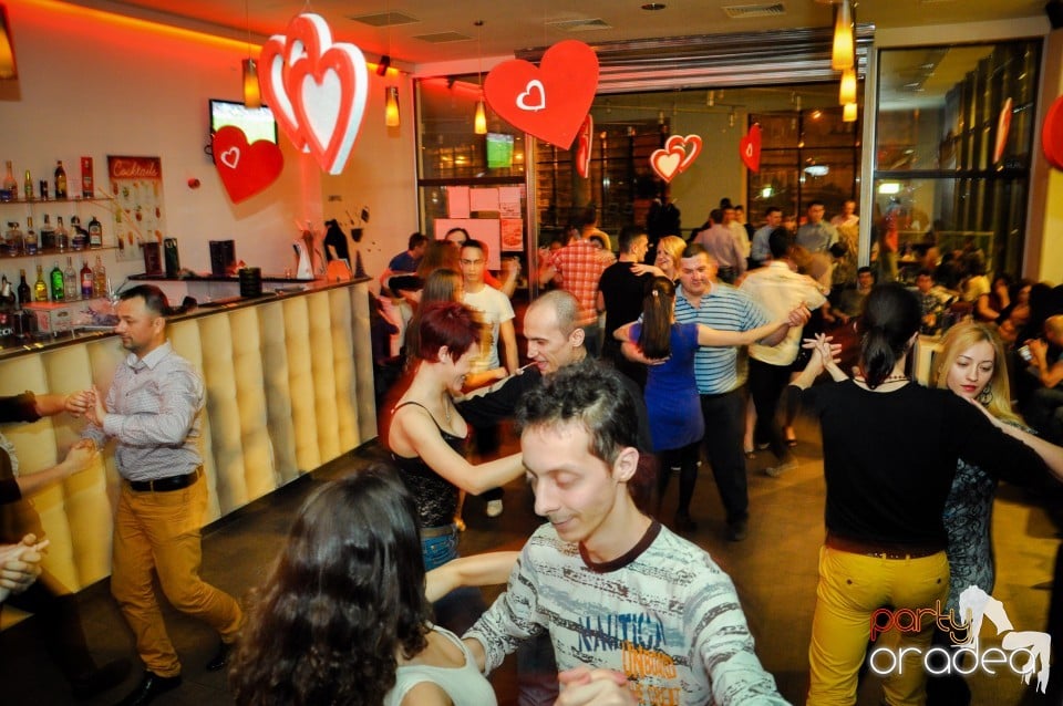 Vineri dansam in Blondy's, 