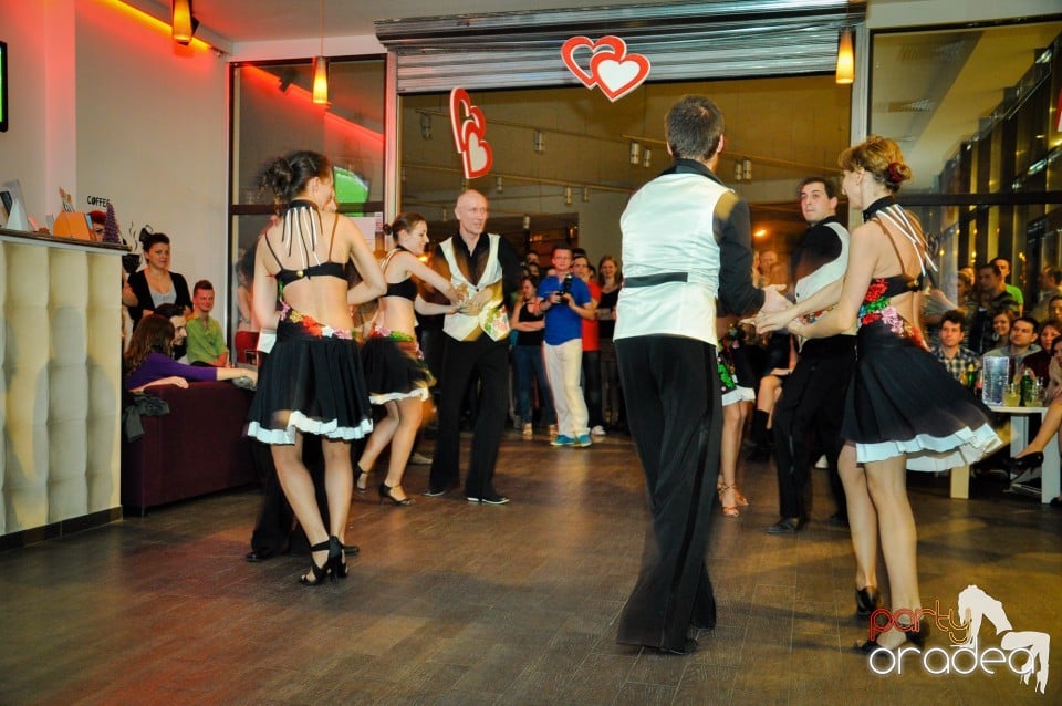 Vineri dansam in Blondy's, 