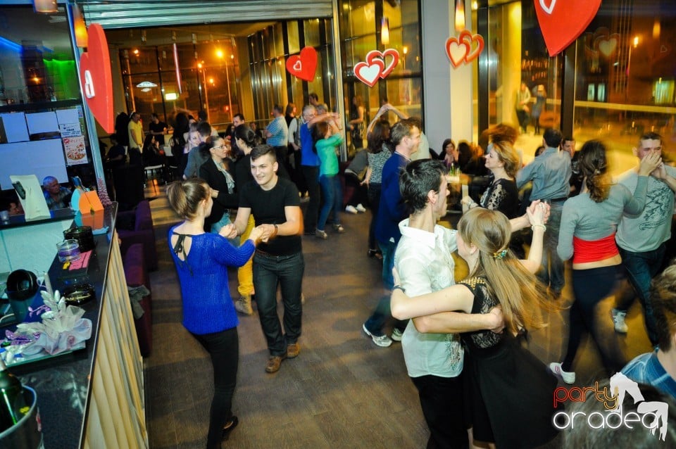 Vineri dansam in Blondy's, 