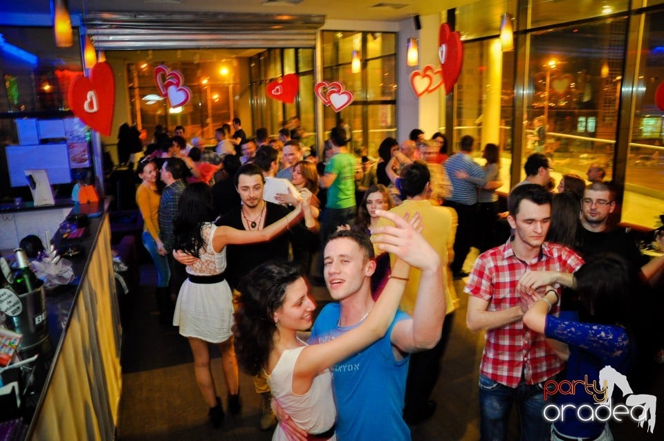 Vineri dansam in Blondy's, 