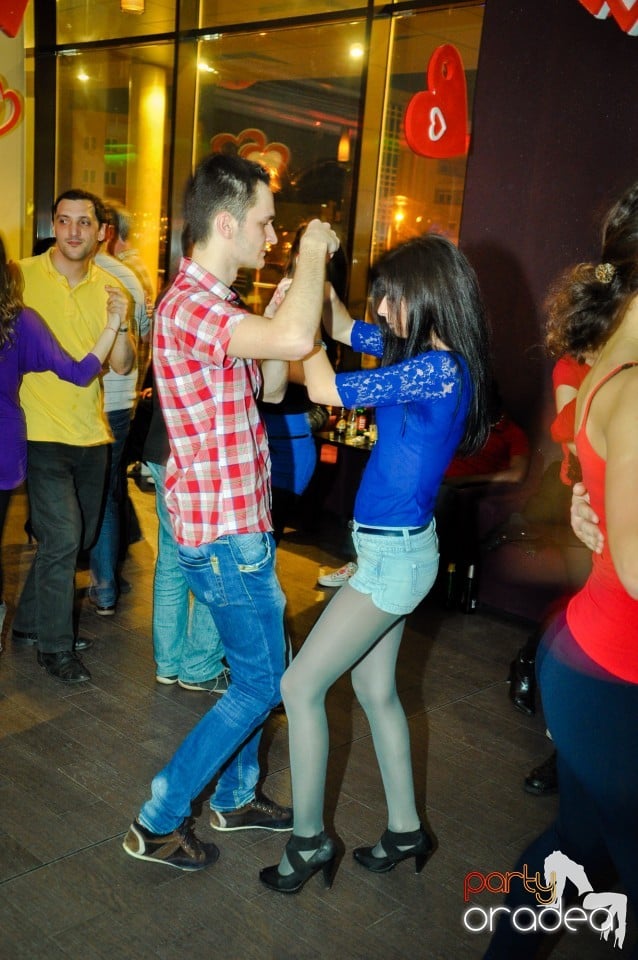 Vineri dansam in Blondy's, 