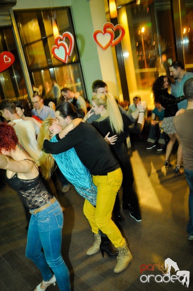 Vineri dansam in Blondy's, 