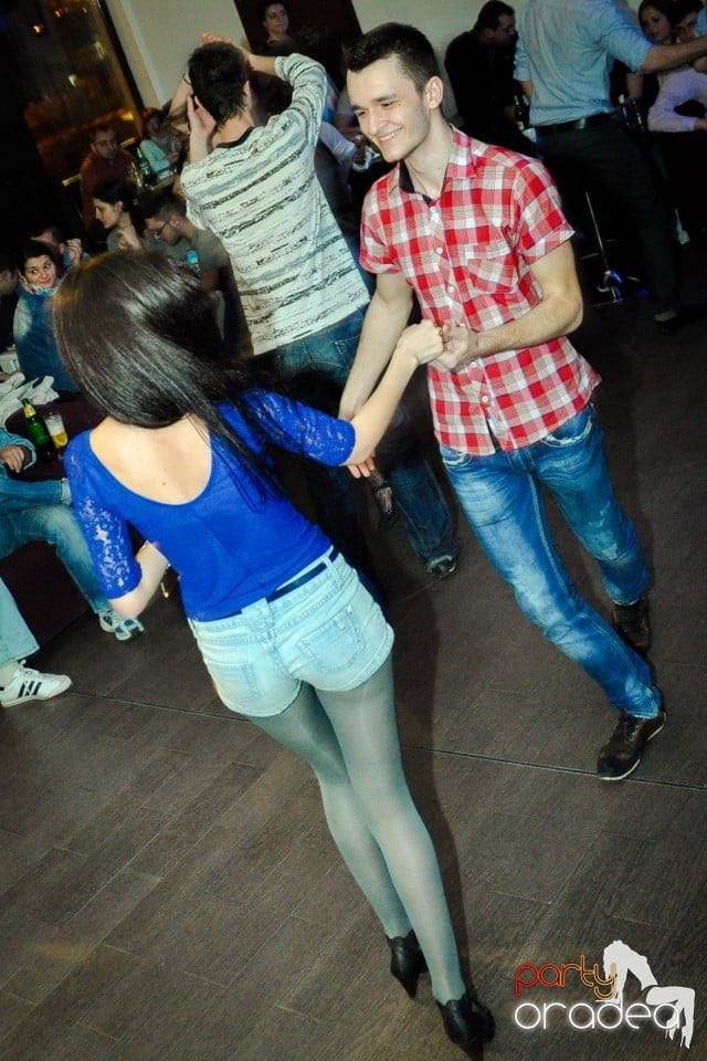 Vineri dansam in Blondy's, 