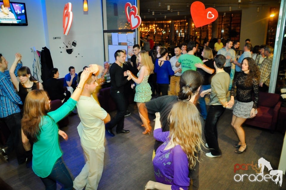 Vineri dansam in Blondy's, 