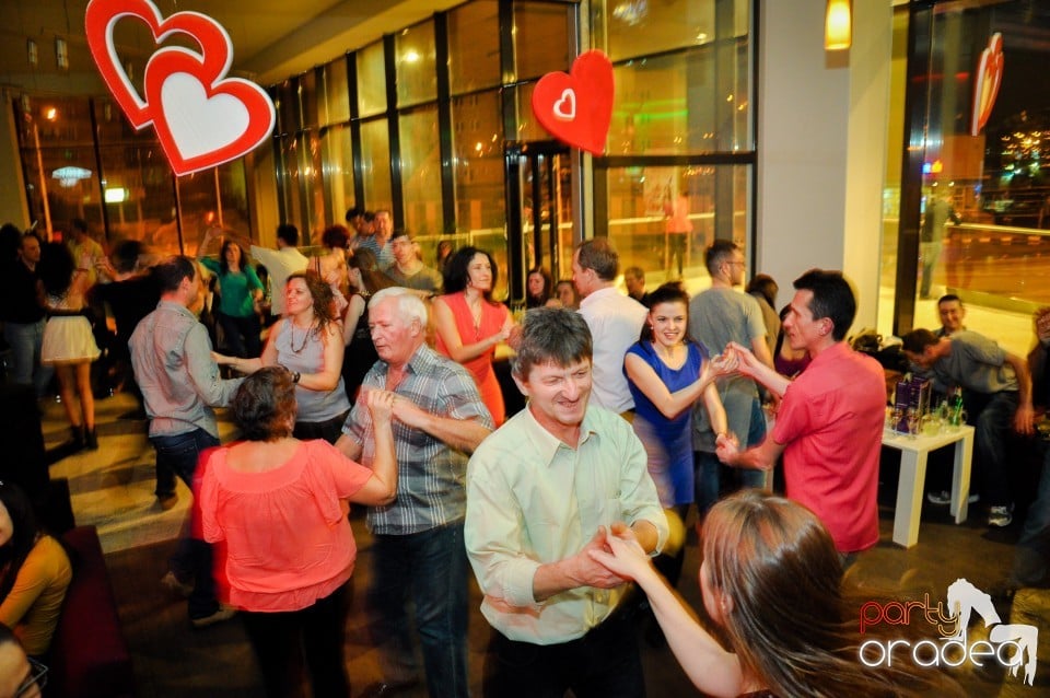 Vineri dansam in Blondy's, 