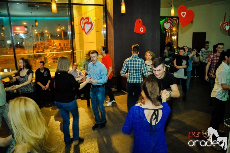 Vineri dansam in Blondy's, 