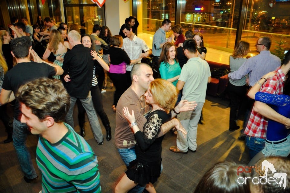 Vineri dansam in Blondy's, 