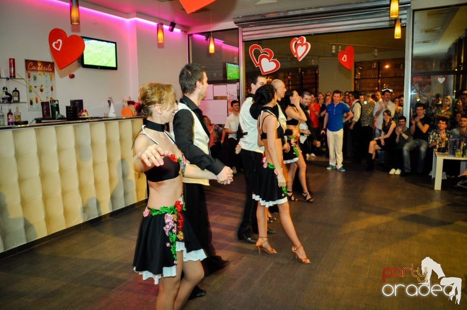 Vineri dansam in Blondy's, 