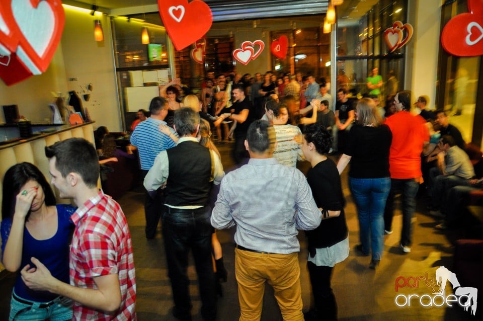 Vineri dansam in Blondy's, 