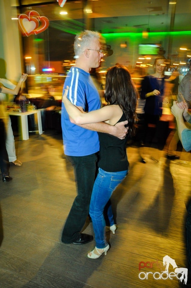 Vineri dansam in Blondy's, 