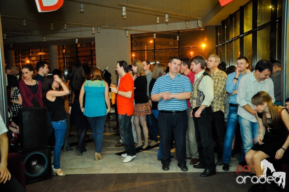 Vineri dansam in Blondy's, 