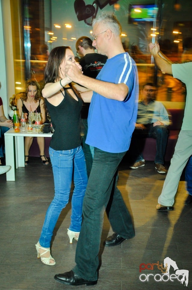 Vineri dansam in Blondy's, 